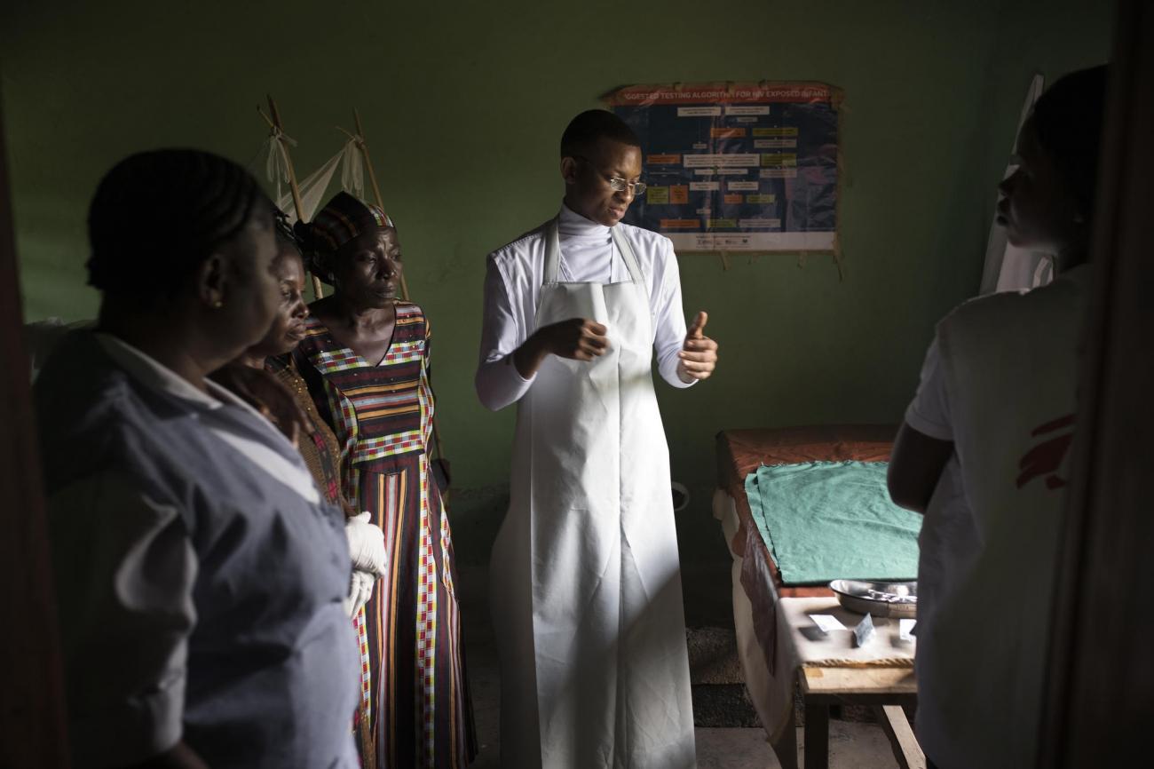 Le Dr. Mudama Onyedika Precious en consultation dans un centre de santé. Il travaille pour Médecins Sans Frontières et fait partie de l'équipe qui visite les centres de santé de la région à l'aide de clinique mobile. Nigeria. 2018.
© Albert Masias