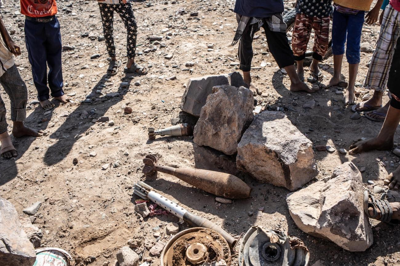 Des enfants devant des engins explosifs désamorcés à Mawza. Décembre 2018. Yémen.
© Agnes Varraine-Leca/MSF