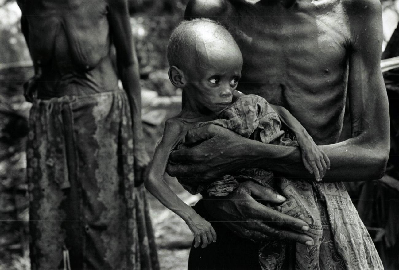 Des réfugiés rwandais hutus le long de la voie de chemin de fer qui relie Ubundu à Kisangani. Zaïre. 1997.
© Sebastiao Salgado