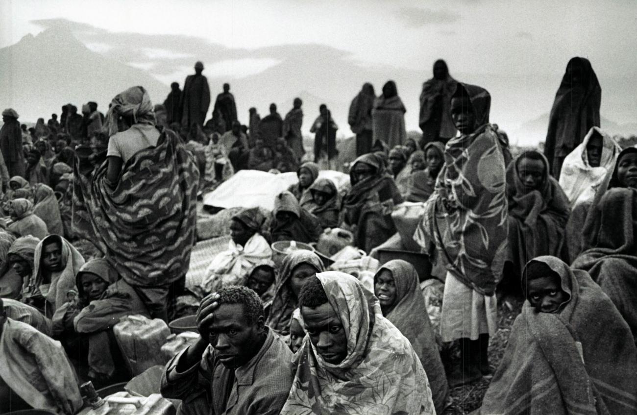 Les réfugiés rwandais hutus installés à Goma sont répartis dans trois camps : Kibumba, Katale et Mugumga. Les taux de mortalité dans ces camps sont très élevés en juillet 1994. Zaïre.
© Sebastiao Salgado