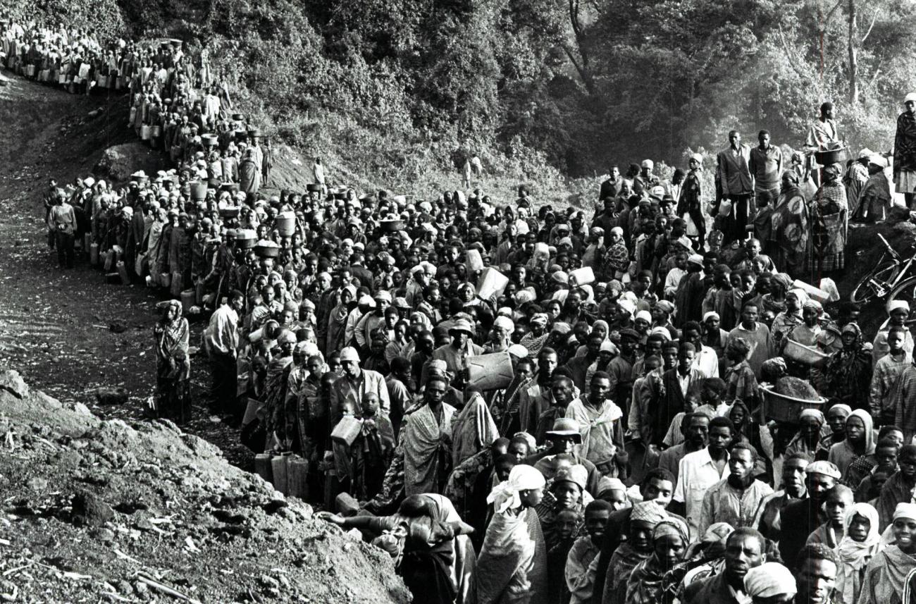 Des dizaines de milliers de réfugiés répartis dans les camps de Kibumba, Katale et Mugumga, vont trouver la mort en raison de la chaleur, du manque d’eau, de nourriture et l’apparition simultanée d’une épidémie de choléra et de dysenterie, 1994. Zaïre.
© Sebastiao Salgado