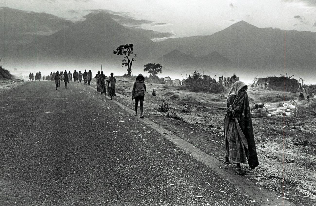 En juillet 1994, entre 600 000 et 1 000 000 réfugiés rwandais arrivent dans et autour des villes de Goma et Bukavu, dans les régions du Nord et du Sud-Kivu au Zaïre.
© Sebastiao Salgado