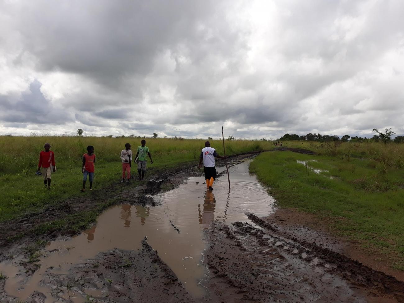 Dans le district de Nhampoca, les rivières sont sorties de leurs lits. Un mois après le passage du cyclone, les eaux n'avaient pas encore reflué. Mozambique. 2019.
© Ana Nery/MSF