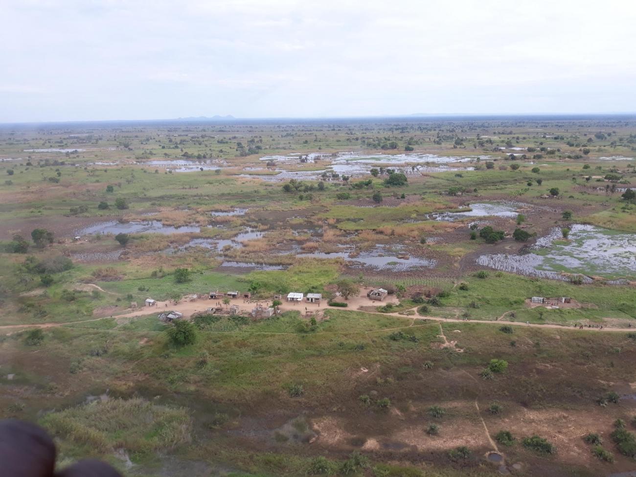 Une équipe MSF survole Nhampoca afin d'évaluer les besoins des villages encore isolés.
© Ana Nery/MSF