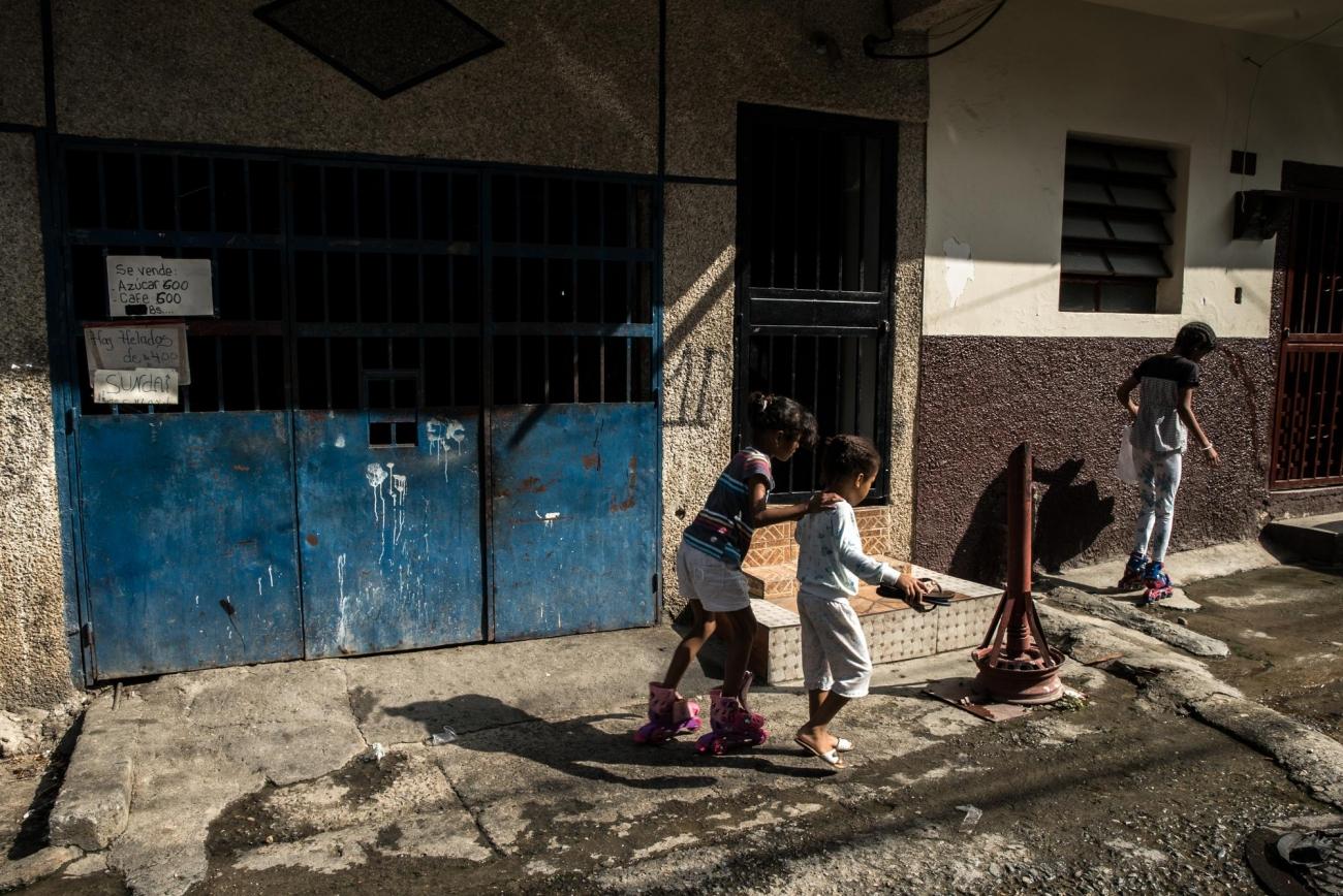 Des enfants jouent dans les rues du district de Petare, Caracas.
© Marta Soszynska/MSF