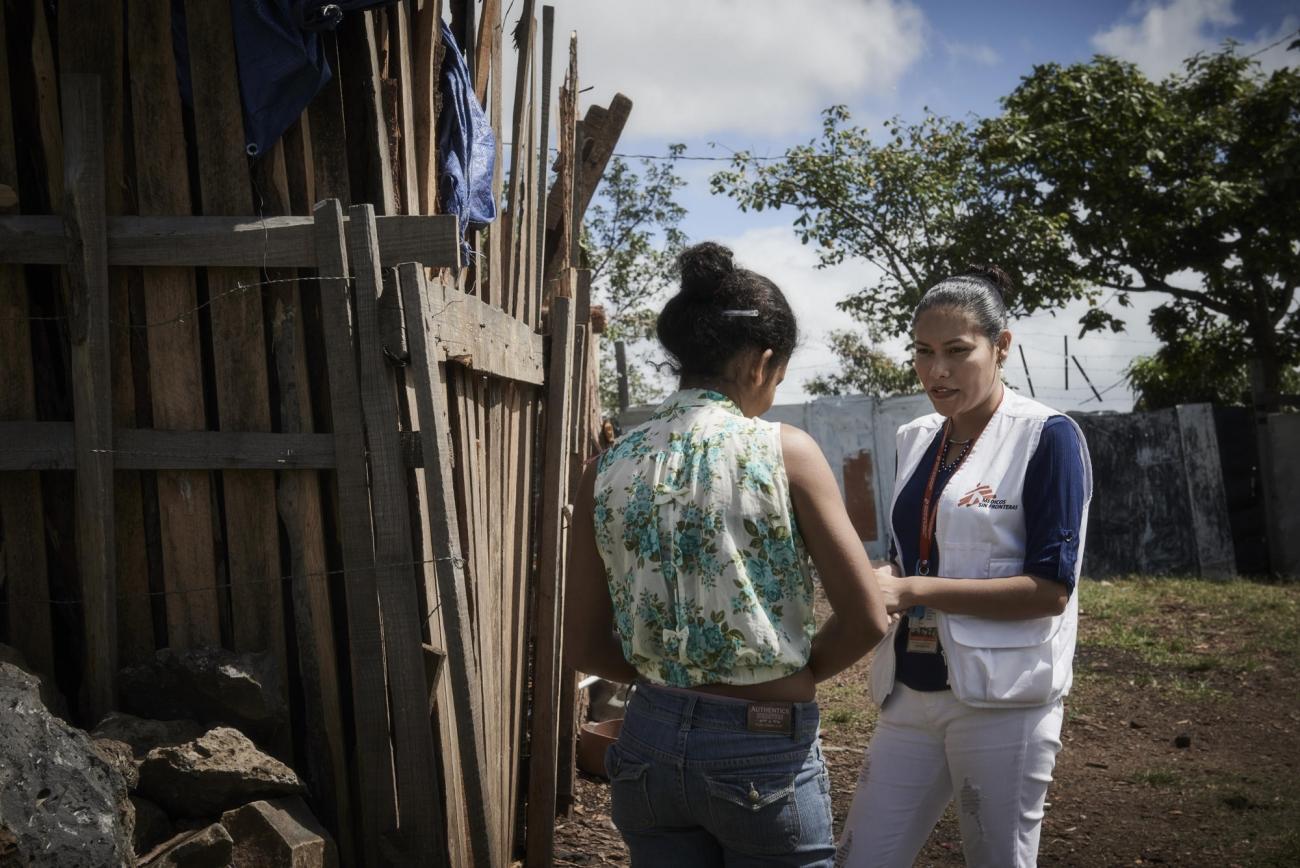 Discussion entre un staff MSF et une personne témoin de violences à Tegucigalpa.
© MSF/Christina Simons