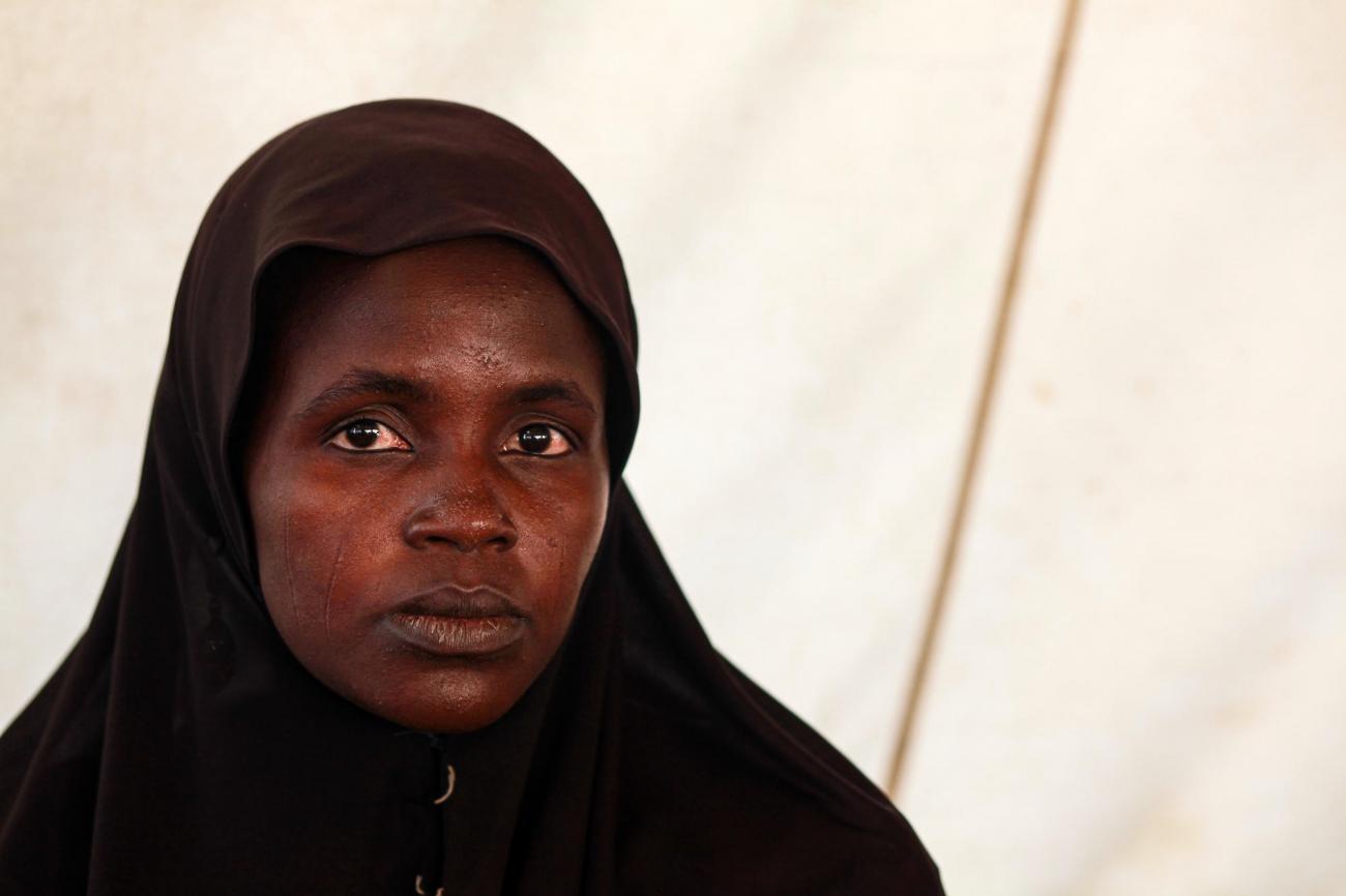 Cheffe de file des femmes, Famata vit dans le camp de déplacés de Bama. Elle est la première porte d'entrée pour les femmes qui ont subi des mauvais traitements ou sont tombées malades dans le camp.
© Scott Hamilton/MSF