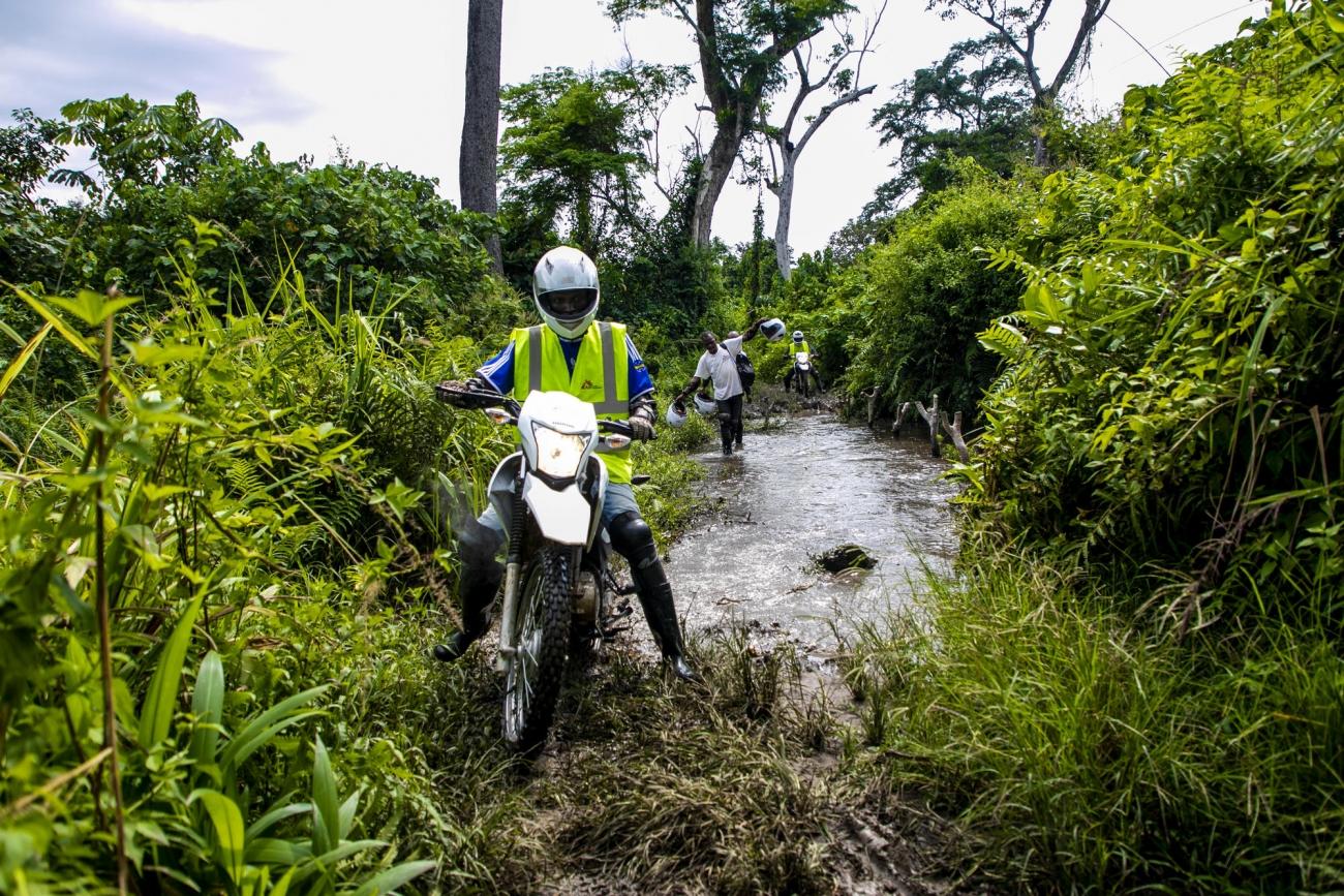 Province du Kasaï, République démocratique du Congo. Une équipe MSF de sensibilisation tente, au milieu de la brousse, d'atteindre le dernier centre de santé de la zone de Lungonzo afin d'apporter des vaccins et être en mesure de prévenir la population de cas de rougeole.
© Pablo Garrigos/MSF