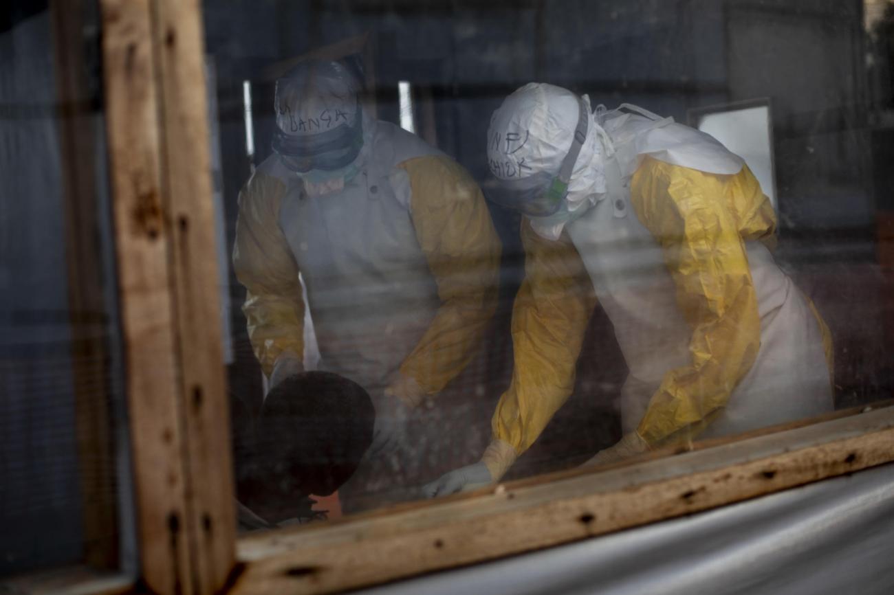 Centre de transit Ebola de Bunia, province d'Ituri, République démocratique du Congo. Le personnel médical, vêtu de combinaisons protectrices intégrales, vérifie l'état des cas suspectés d'avoir contracté le virus Ebola.
© Pablo Garrigos/MSF
