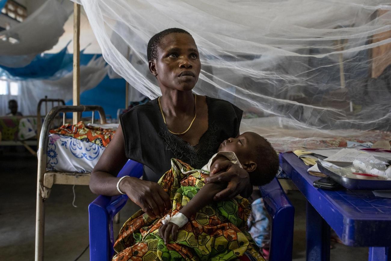 Hôpital Général de Bunia, province d'Ituri, République démocratique du Congo. Mama Evaleti, originaire de Tali, a perdu 5 de ses 6 enfants en raison du conflit en cours dans la région. Son seul enfant restant est hospitalisé à l'unité de la rougeole de l'hôpital général de Bunia. « Ils ont brûlé et détruit ma maison. Je n'ai rien, pas même des vêtements. Ici dans le camp, ils m'ont donné ce que je porte maintenant. Je vis dans le camp mais personne ne nous aide », explique-t-elle.
© Pablo Garrigos/MSF