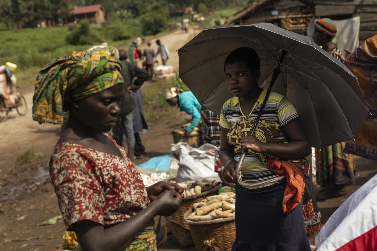 Province du Nord-Kivu, République démocratique du Congo. Les villageois de Louashi vont au marché local pour acheter de la nourriture. Dans un contexte de forte violence et d'insécurité, l'accès aux champs est devenu très dangereux, notamment pour les femmes. Le nombre de victimes de violences sexuelles prises en charge dans les structures de santé soutenues par MSF a doublé par rapport à 2018.
© Pablo Garrigos/MSF