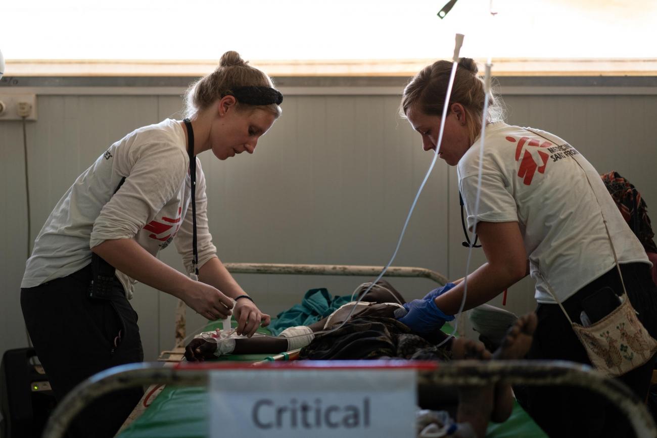Suzanne Doeland et Mariel Selter évaluent l'état de Nyaduoth, 10 ans, arrivée aux urgences de l'hôpital MSF situé dans le site de protection des civils de Bentiu. Nyaduoth a subi plusieurs blessures au couteau et a été transféré à Bentiu pour être opéré.
© Gabriele François Casini/MSF