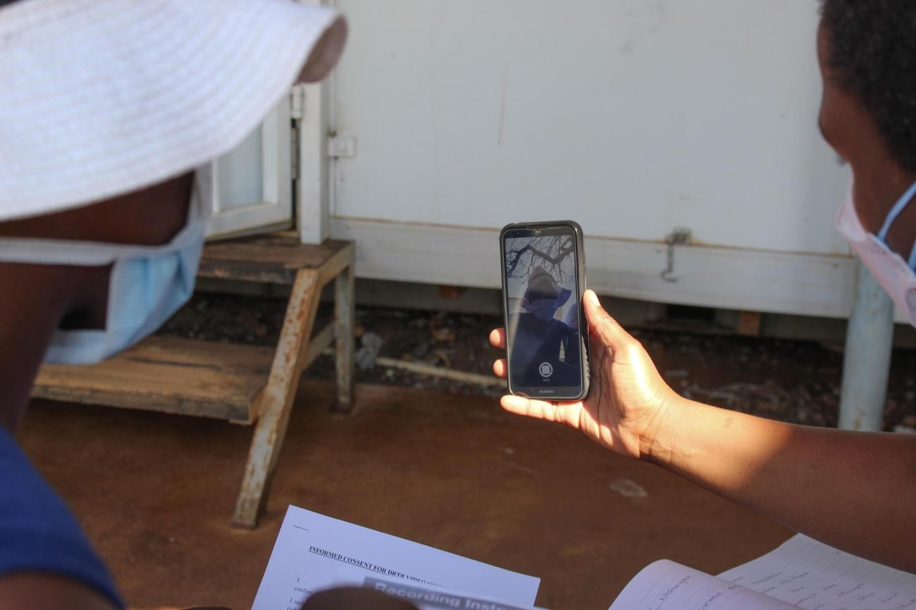 Une infirmière MSF explique le fonctionnement du traitement par vidéo-observation à une patiente atteinte de tuberculose multirésistante dans le centre de santé de Matsanjeni.
© MSF/Jakub Hein