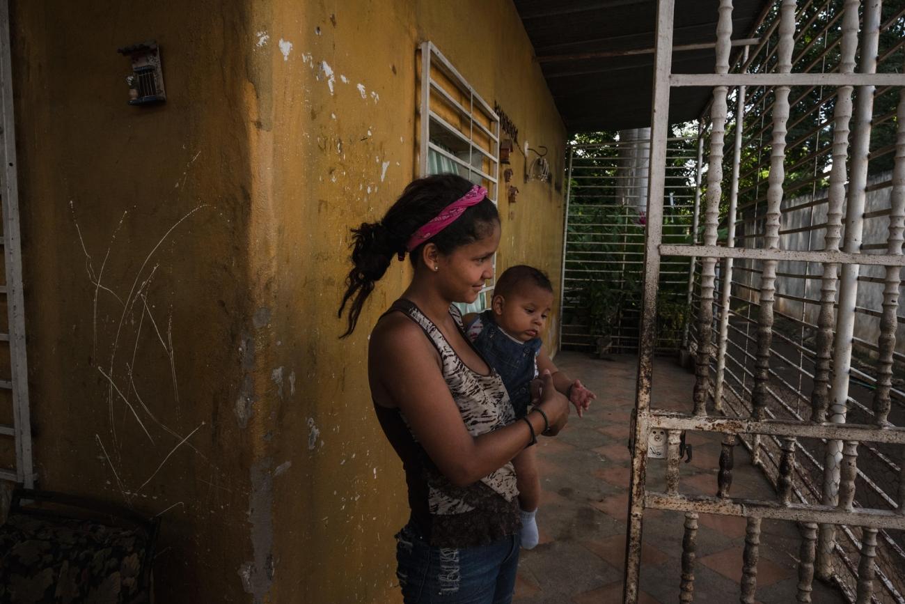 Veronica vit au sein de la communauté “La Quebrada”, avec sa grand-mère et son bébé de 4 mois.
© Adriana Loureiro Fernandez/MSF