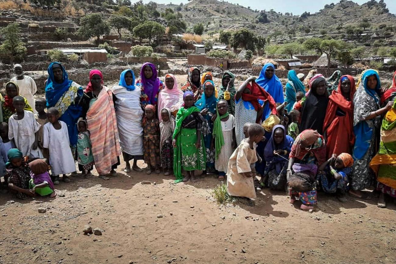 Des femmes et des enfants du village Umo accueillent l'équipe MSF dès son arrivée, le 30 septembre 2020.
© MSF