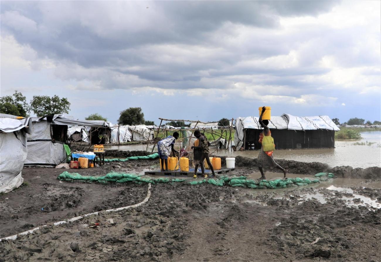 Des habitants de la ville de Pibor s'approvisionnent en eau. Pibor, octobre 2020.
© MSF/Tetiana Gaviuk