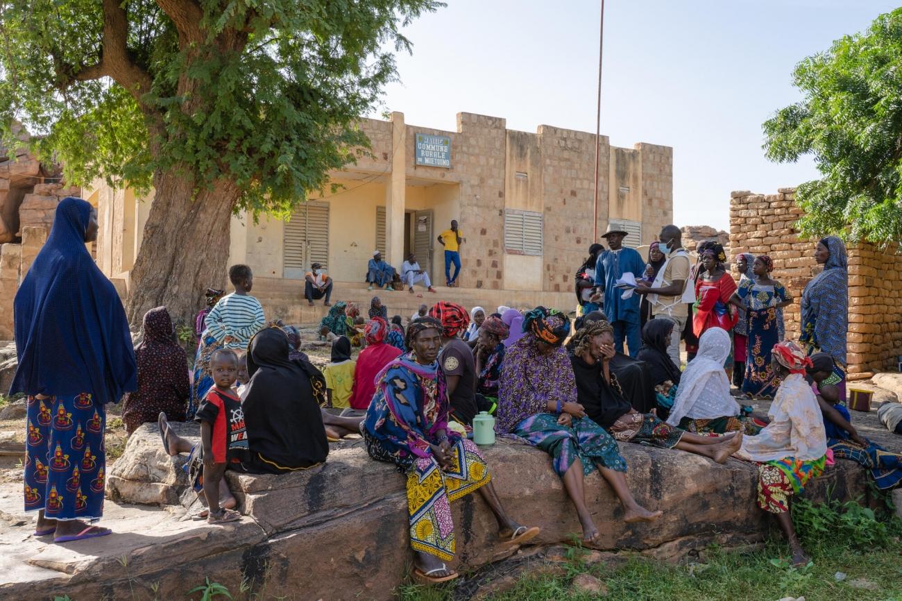 Des personnes déplacées par les violences attendent pour une consultation avec l'équipe médicale de MSF dans le cercle de Bandiagara.
© MSF/Mohamed Dayfour