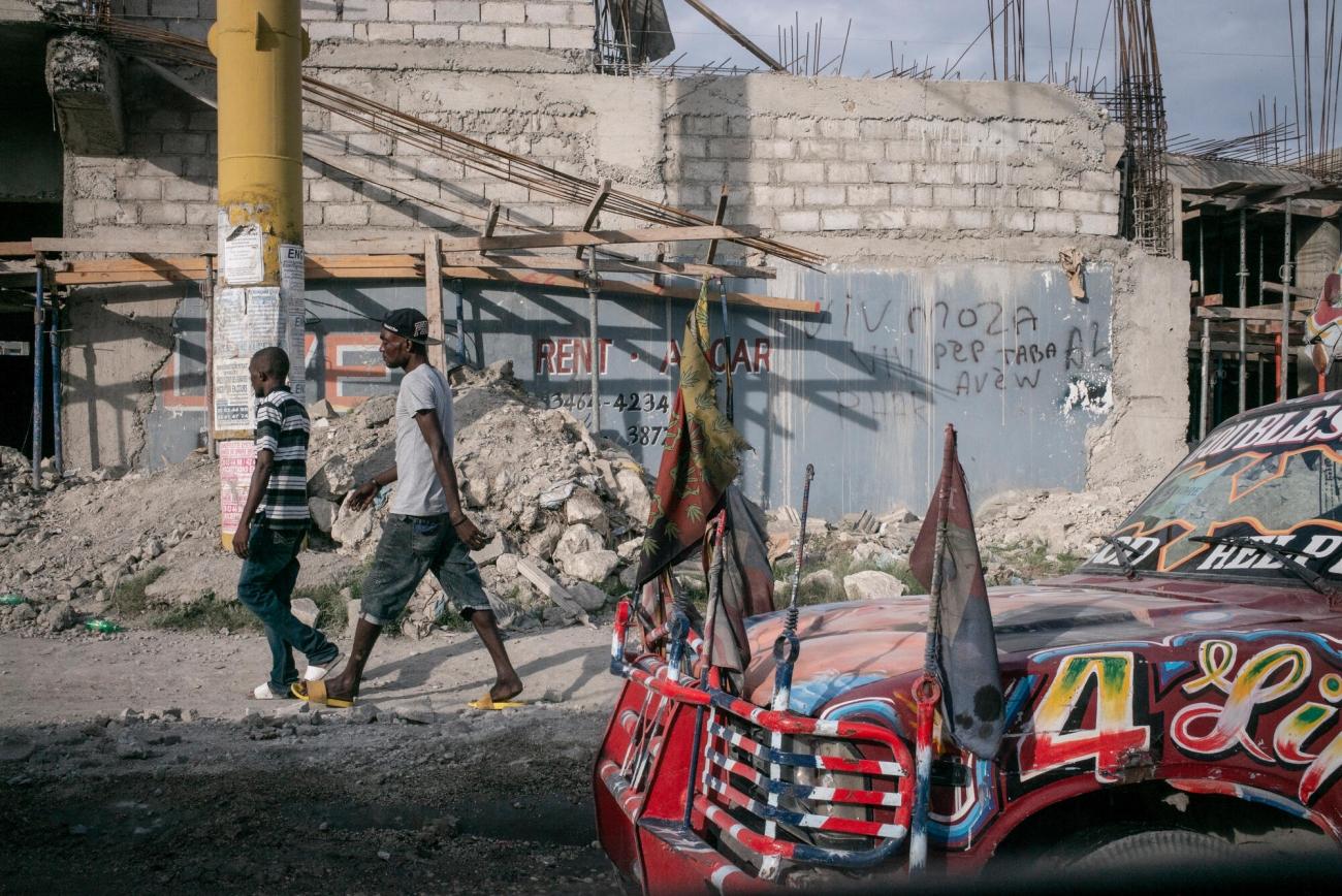 Dans les rues de Port-au-Prince sur le chemin de l'hôpital MSF de Tabarre, les routes sont pleines de «tap-tap» colorés, les taxis collectifs d'Haïti.
© Guillaume Binet/MYOP
