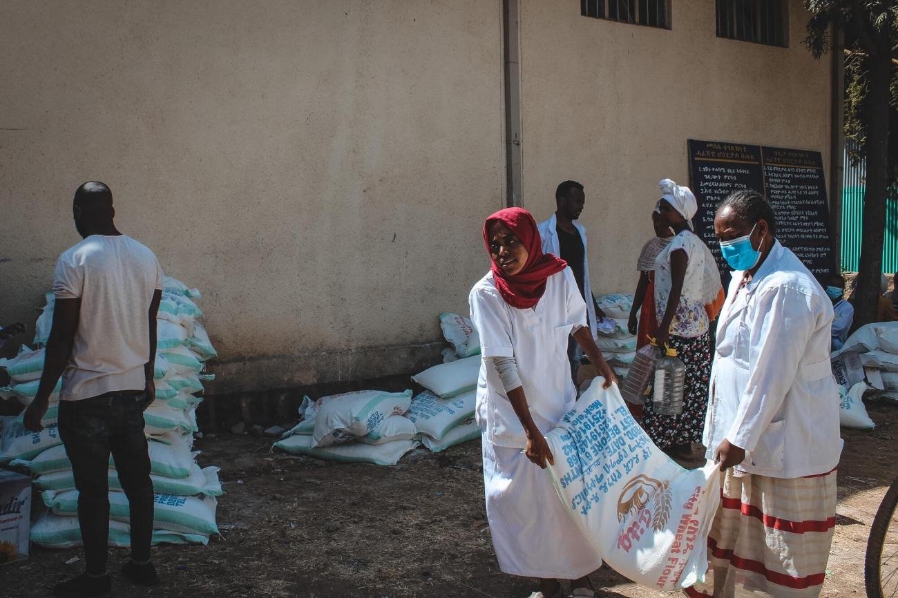 Le personnel de santé de l'hôpital de Shire est approvisionné en nourriture. Les employés n'ont reçu qu'un seul mois de salaire depuis novembre. Shire, février 2021.
© Claudia Blume/MSF