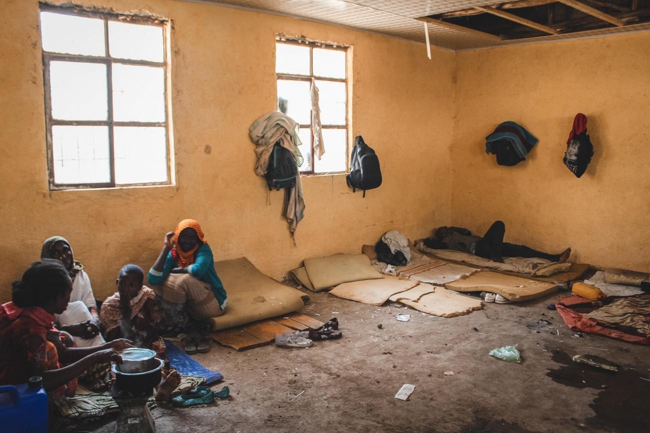 Des personnes déplacées à cause des violences dans la région du Tigré vivent dans une école désaffectée, février 2021.
© Claudia Blume/MSF
