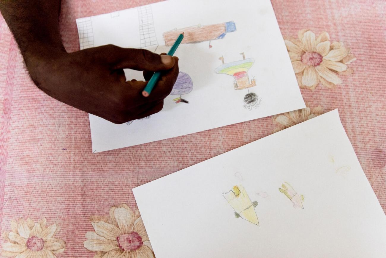 Dessin réalisé au centre MSF de Tongolo, par un enfant abusé sexuellement. Bangui, République centrafricaine, 30 novembre 2020.
© Adrienne Surprenant/Collectif ITEM