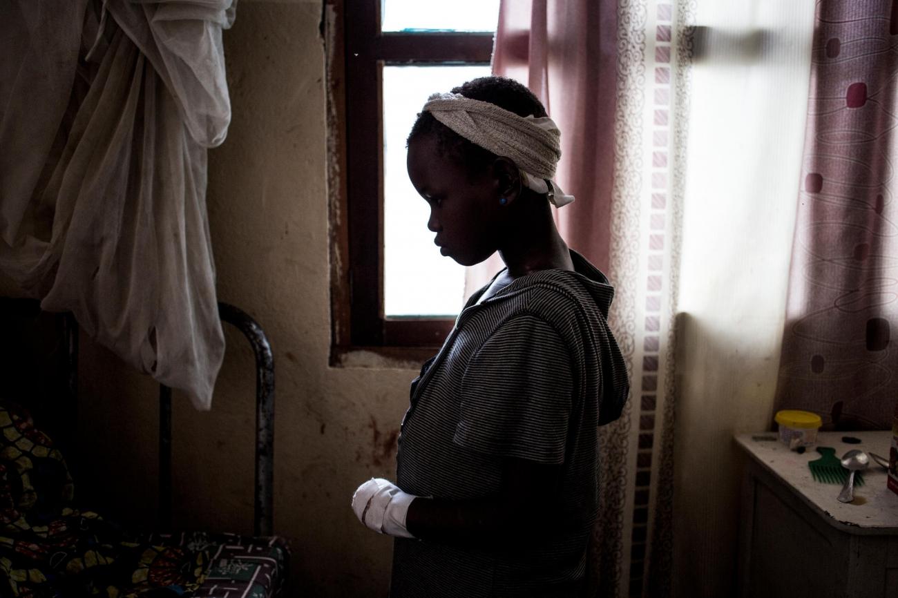 Mace-Grace, 11 ans, récupère dans une chambre d'hôpital, à Bunia. Elle a perdu sa mère, ses trois frères et sœurs et sa main gauche après une attaque contre son village. Mars 2018.
© John Wessels