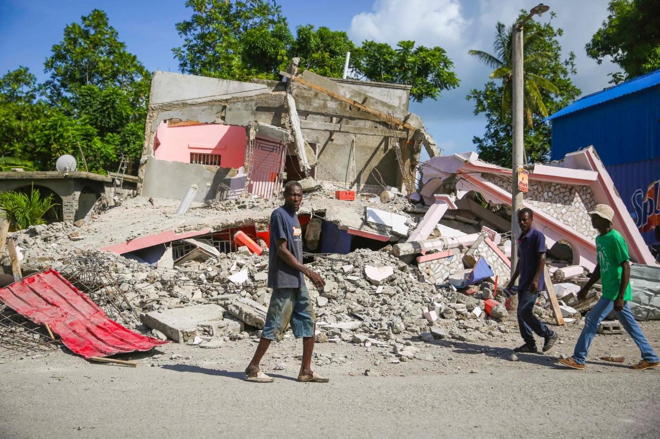 Maisons et bâtiments détruits dans les rues de la ville des Cayes.
© Steven Aristil