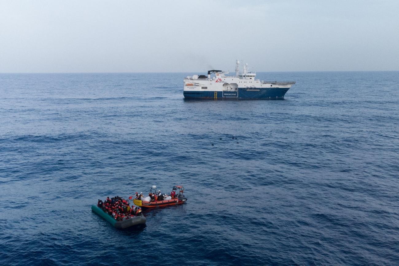 Une embarcation sur le point d'être interceptée par les gardes-côtes libyens. Les équipes MSF arrivent avant et font monter les rescapés à bord du Geo Barents.
