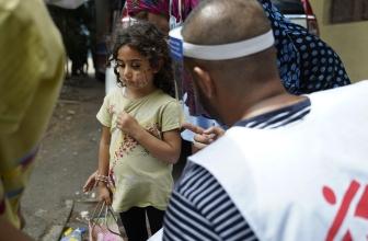 Une petite fille de 3 ans prise en charge par un point médical MSF, à Beyrouth, Liban, le 11 août 2020.