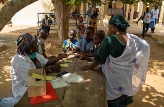 Une campagne de vaccination contre la rougeole à Tombouctou. 75% des enfants touchés par la rougeole ont moins de 5 ans