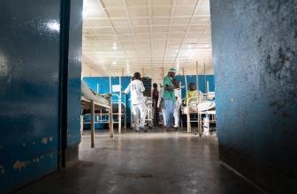 Vue d’une salle d’hospitalisation de l’hôpital général de Masisi. Nord-Kivu, RDC, septembre 2025.