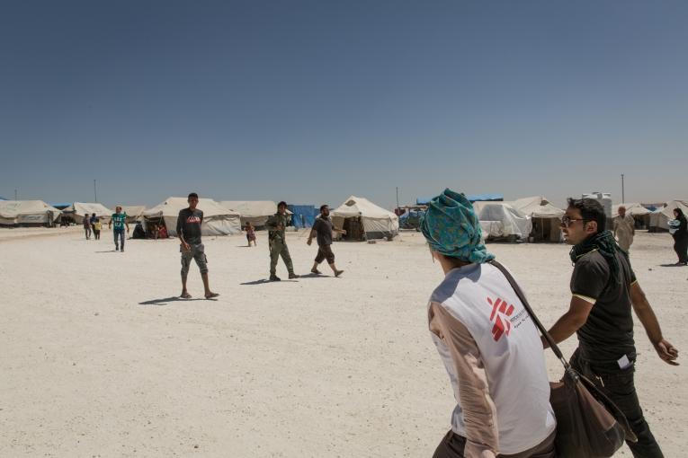 Juillet 2017 - Syrie - Province kurde - Camp de déplacés d'Aïn Issa. Marie, médecin française, arrive dans le camp et se dirige vers la clinique MSF.
 © Chris Huby