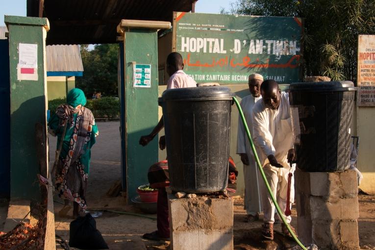 Durant les cinq derniers mois, MSF a reçu plus de 800 patients présentant un symptôme de jaunisse aiguë (ou ictère). 68 de ces personnes ont été dépistés positives au virus de l'hépatite E (VHE) et 61 d'entre elles ont dû être hospitalisées. Onze personnes sont décédées, dont quatre femmes enceintes.
 © Abdoulaye Barry