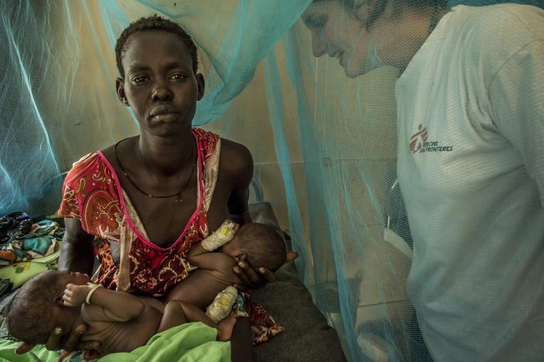 Une femme a accouché de deux jumeaux, assistée par les équipes de Médecins Sans Frontières. Old Fangak. Soudan du Sud. 2017.