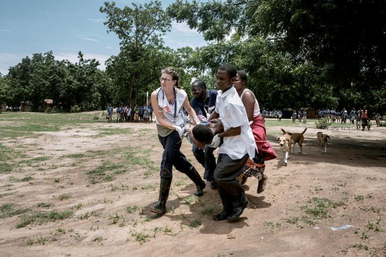 Evacuation by helicopter of a 9 month pregnant woman who had pregnancy complications. Malawi, 2015.
© Luca Sola