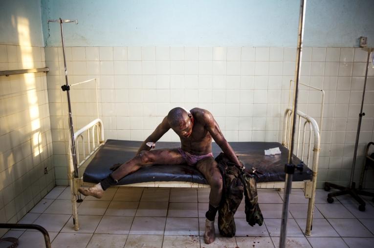 Un soldat de l'armée centrafricaine , blessé lors de combats avec des rebelles musulmans de la Séléka, à l’hôpital communautaire de Bangui.
 © William Daniels