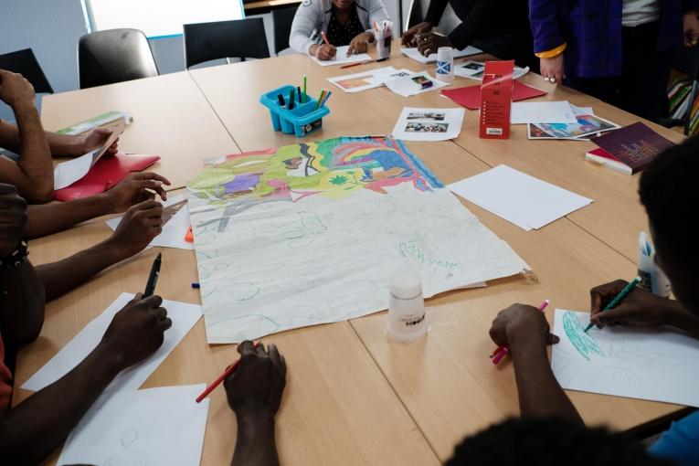 Des jeunes participent à&nbsp;des cours de sensibilisation à l'art et des cours d'art plastique dans la salle d'activité de l'hôtel MSF organisés&nbsp;par une bénévole qui travaillent au Musée d'art contemporain de Paris. 2018. France.
 © Augustin Le Gall/Haytham