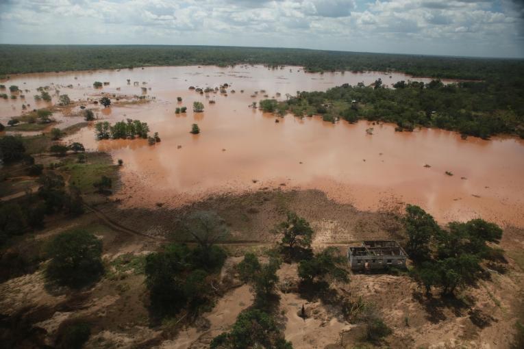 La rivière à&nbsp;proximité de Tica est sortie de son lit et les eaux sont boueuses. Mozambique. 2019.

&nbsp;
 © Mohammad Ghannam/MSF