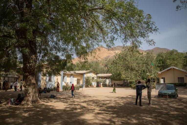 Cour de l'Hôpital régional de Maroua.
 © Pierre-Yves Bernard / MSF