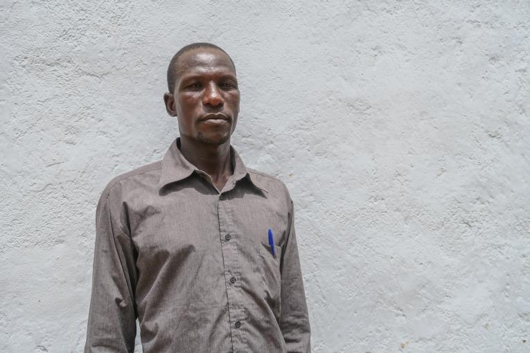 Manuel (prénom d'emprunt), relais communautaire pour MSF : « Beaucoup ne sont pas rentrés, ils ont peur, surtout ceux qui n’ont plus d’abris.Mais ils vont rester où ? ».
© Vanessa Fodjo / MSF