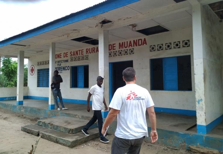 Zone de santé rurale de Muanda. Gabriel, infirmier superviseur, et Christopher, médecin référent, font la première visite au centre de Santé de Nsiamfumu, à 15 km de la ville.
© Christopher Hook/MSF