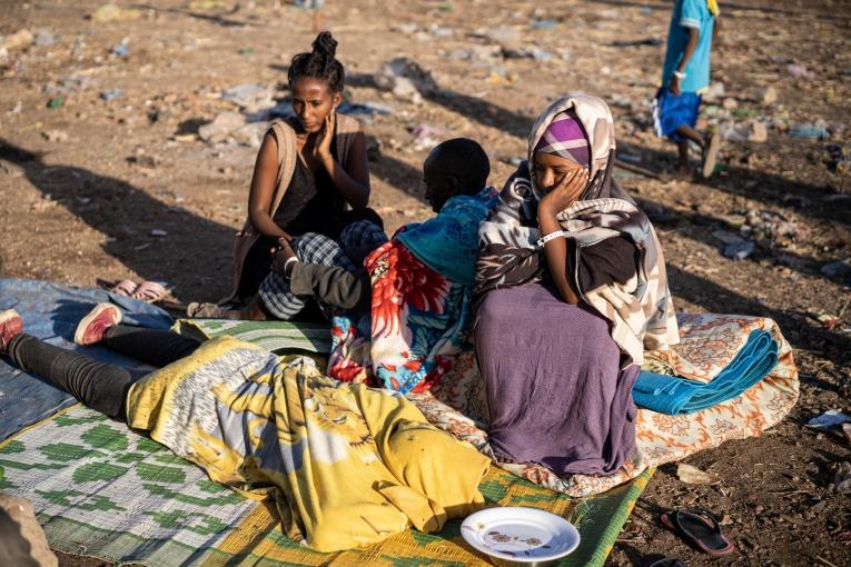 Des réfugiés qui ont fui les violences dans la région du Tigré, en Ethiopie, attendent au point de passage de Hamdayet, à la frontière entre le Soudan et l'Ethiopie, novembre 2020.
 © Olivier Jobard/MYOP