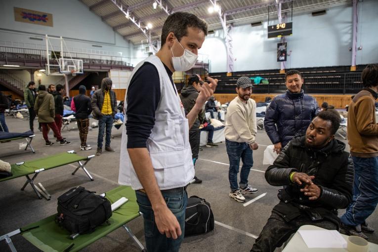 Bastien Mollo, médecin MSF, examine des personnes évacuées d'un camp près de Paris le 24 mars. MSF a lancé des activités liées à la COVD 19 en France, en se concentrant sur les personnes vulnérables vivant dans la rue, comme les migrants.
 © Agnes Varraine-Leca/MSF