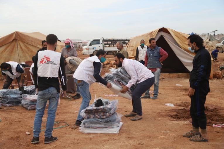 Les équipes MSF distribuent notamment des couvertures et des bâches en plastique pour se protéger des intempéries. Nord-ouest de la Syrie. Novembre 2020.&nbsp;
 © Abdul Majeed Al Qareh