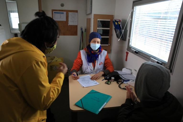 &nbsp;Alix, la&nbsp;médecin de la clinique mobile en consultation.
 © Mohammad Ghannam/MSF