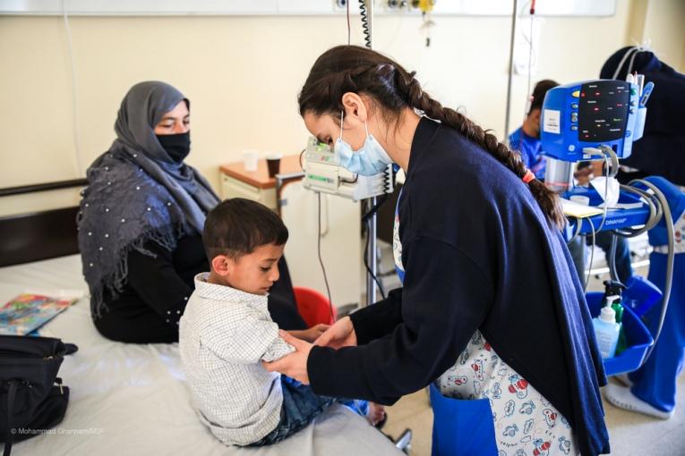 Ammouna et son fils à l'hôpital de Zahlé. Octobre 2020. Liban.&nbsp;
 © Mohammad Ghannam/MSF