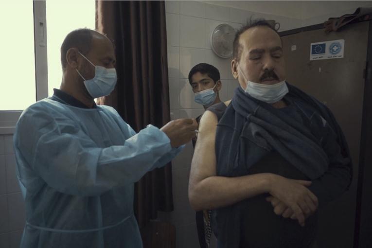 Un homme se fait vacciner contre la Covid-19 dans un hôpital de Gaza. Extrait d'un reportage réalisé en avril 2021.&nbsp;
 © Fady Hanona