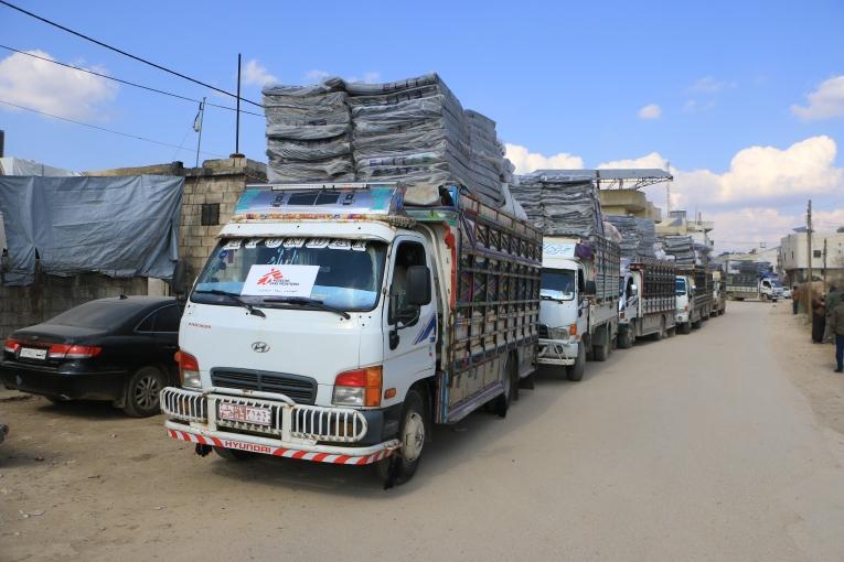 Des camions affrétés par les équipes MSF de l’hôpital d’Atmeh, en route pour une distribution, le 11 février 2023.
 © Abdul Majeed Al Qareh