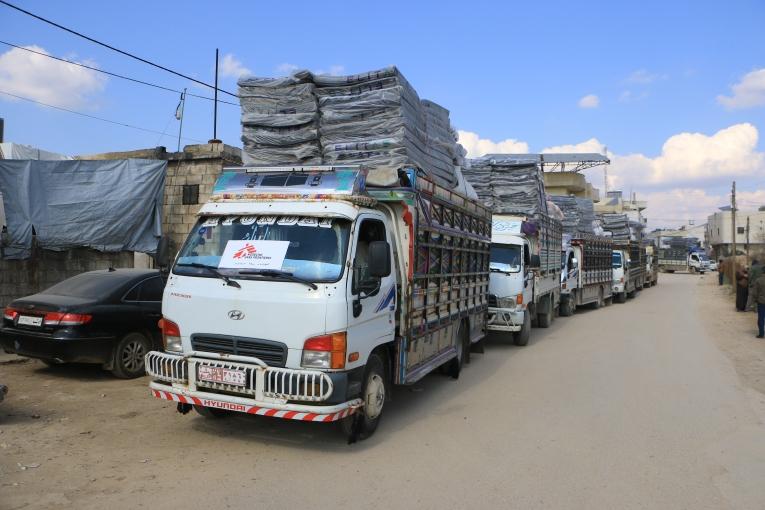 Des camions affrétés par les équipes MSF de l’hôpital d’Atmeh, en route pour une distribution, le 11 février 2023.
 © Abdul Majeed Al Qareh