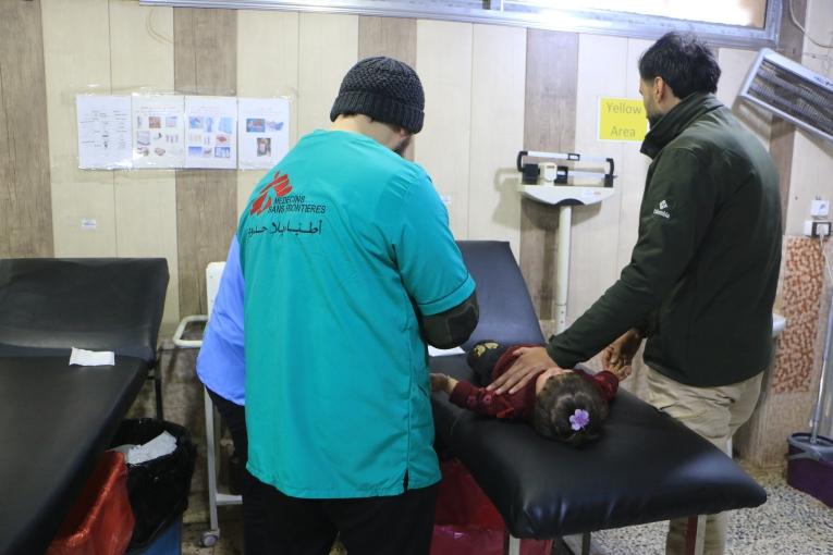 Une enfant, victime de brûlures quelques jours après les tremblements de terre, reçoit des soins dans l’hôpital MSF d’Atmeh, de la part du Dr Mohammad Zaiytoun. 11 février 2023. Nord-ouest de la Syrie.
 © Abdul Majeed Al Qareh